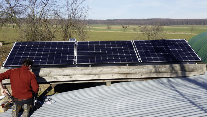 Die Module produzieren den kompletten Strom für den Betrieb der Pumpen. Ein kleines Referenzmodul liefert die Daten über die Sonneneinstrahlung an die Steuerung.