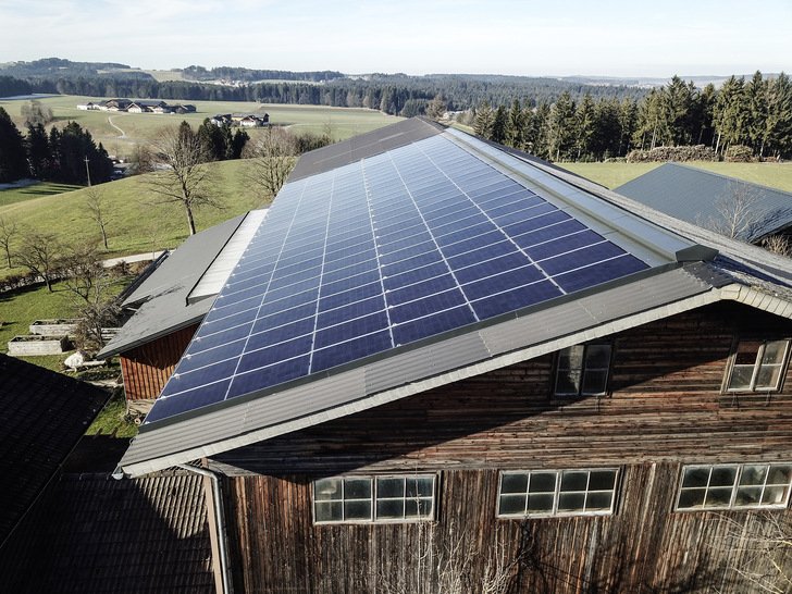 Die Landwirte setzen zunehmend auf Eigenverbrauch des Solarstroms. Denn in den Scheunen und Ställen brauchen sie viel Energie. - © Foto: ENdorado
