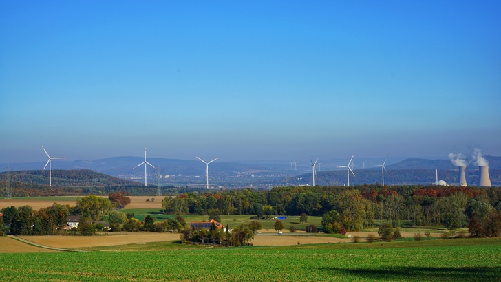 Wind- und Solarstrom ersetzen immer mehr den fossilen Kohlestrom. - © Trianel
