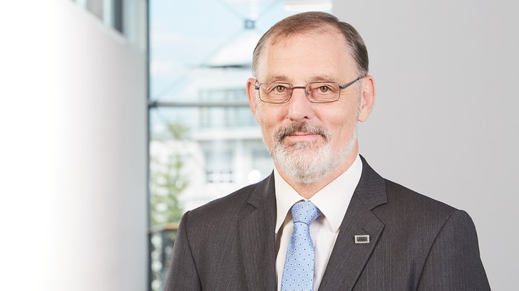 Andreas Bett arbeitet bereits seit 1986 am Fraunhofer-Institut für Solare Energiesysteme ISE in Freiburg. Nun nahm er zudem den Ruf der Uni Freiburg auf die Professur "Solare Energie – Materialien und Technologien" an.