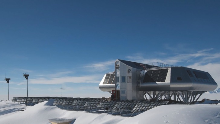 Die Forschungsstation Princess Elisabeth in der Antarktis. - © MyPV

