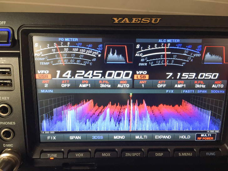 Typisches Störmuster durch DC-Optimierer im 20-Meter-Band (14 Megahertz) eines Amateurfunkers. - © Thomas Mügeli
 Typisches Störmuster durch DC-Optimierer im 20-Meter-Band (14 Megahertz) eines Amateurfunkers.