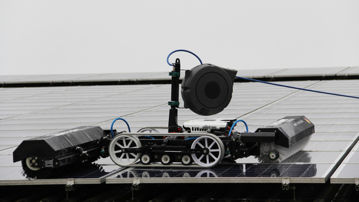 Der Reinigungsroboter Hycleaner Black Solar Facelift auf dem Dach des Milchviehbetriebs in Reimershagen.