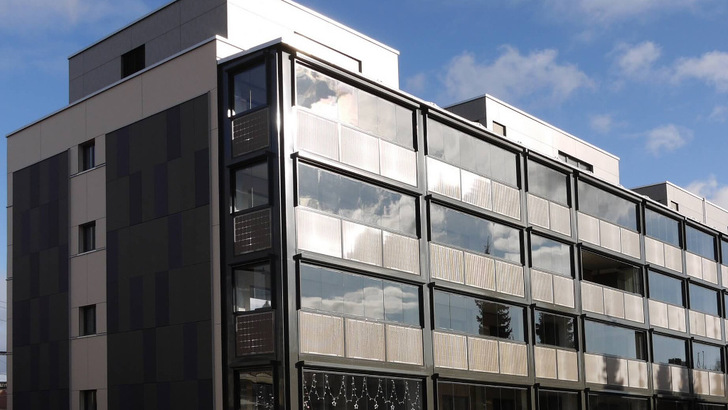 Die Solarmodule werden zum integralen Bestandteil des Erscheinungsbildes des Mehrfamilienhauses in Bern. - © Balco Balkonkonstruktionen
 Die Solarmodule werden zum integralen Bestandteil des Erscheinungsbildes des Mehrfamilienhauses in Bern.
