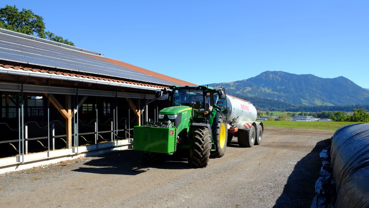 Immer mehr Landwirte wollen ihren steigenden Stromkosten mit selbst erzeugter Solarenergie Einhalt gebieten. - © Benjamin Greiff/AÜW
