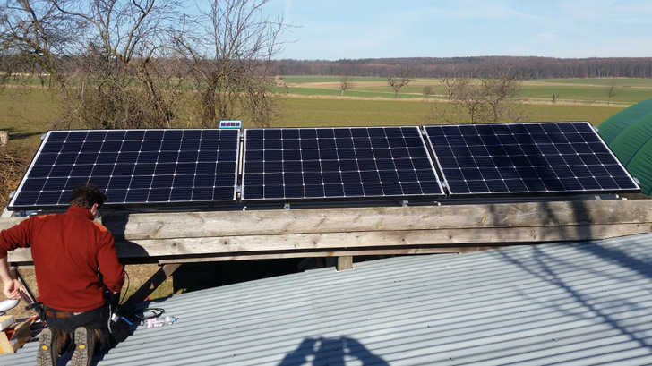 Die Module produzieren den kompletten Strom für den Betrieb der Pumpen. Ein kleines Referenzmodul liefert die Daten über die Sonneneinstrahlung an die Steuerung.