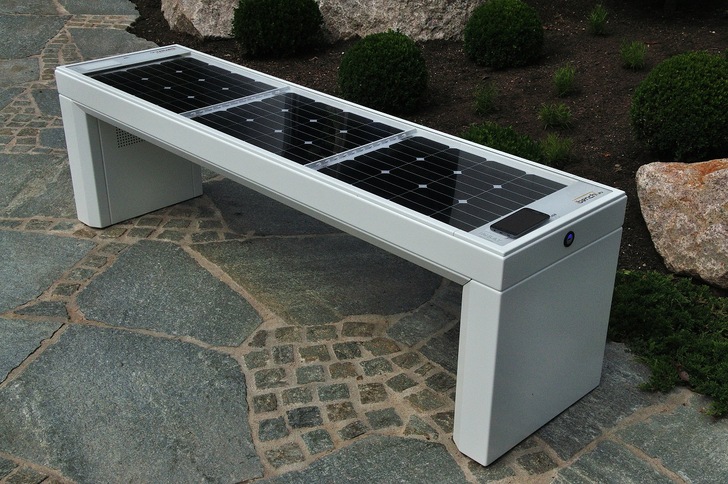 Die Outdoor Bänke laden einfach nebenbei elektronischen Geräte mit Solarstrom. - © iBench
 Die Outdoor Bänke laden einfach nebenbei elektronischen Geräte mit Solarstrom.