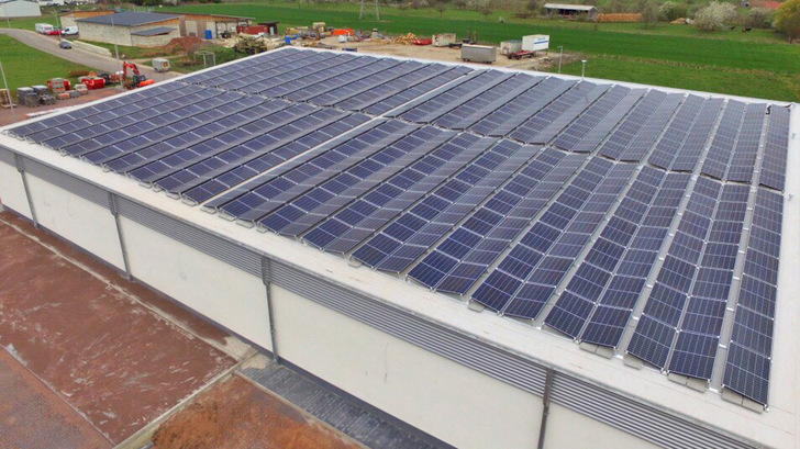 Solarpark auf dem Dach eines Supermarktes in Bausendorf.