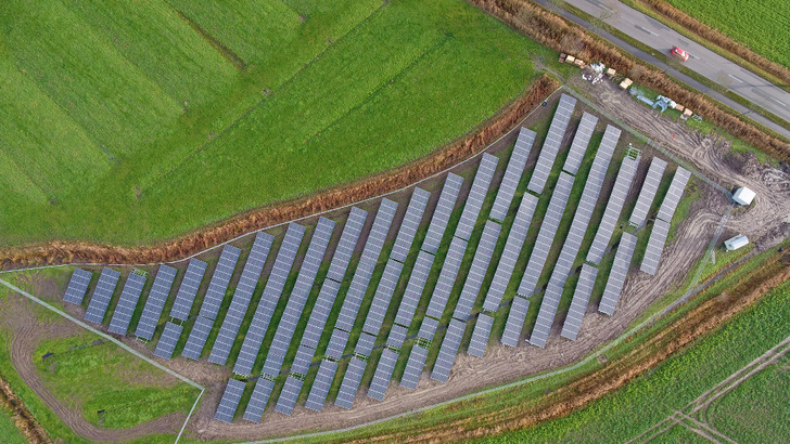 Der neue Solarpark in Otterndorf steht stabil, trotz hoher Windlasten und geringer Bodentragfähigkeit.