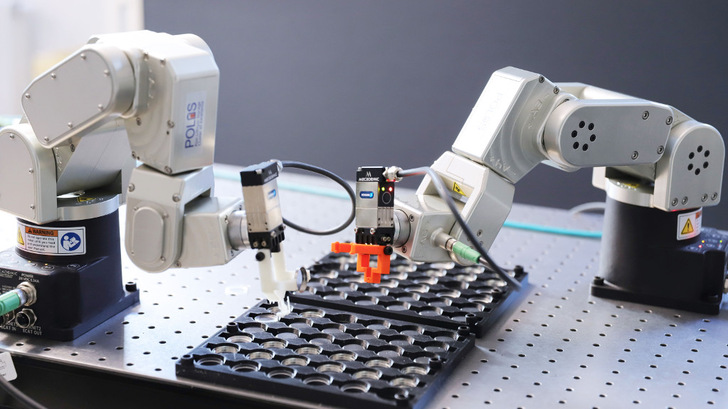 Auf einer automatisierten Forschungsplattform erstellen Roboter ständig neue Material- und Batteriekonzepte. - © Daniel Messling/KIT
