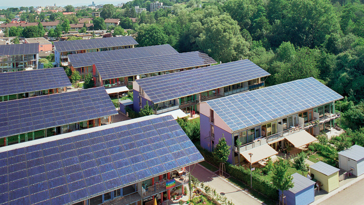 Bis zu einer Dachneigungvon22 Grad ist die Integration der Module mit dem Solrif problemlos möglich. Für geringere Neigungen müssen Vorkehrungen getroffen werden.