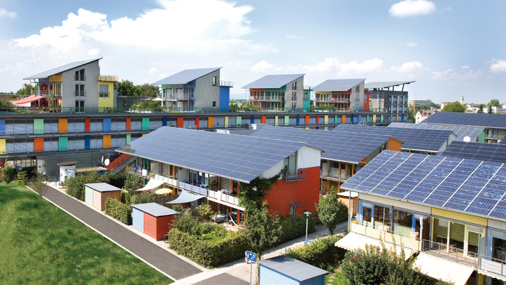 Eines der Gewinnerprojekte der vergangenen Jahre: Die Solarsiedlung in Freiburg, entworfen von Rolf Disch. - © Rolf Disch Solararchitektur
