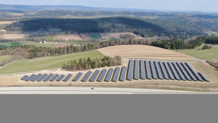 Ein Luftbild des Solarparks Rottenbach in Oberfränken. - © Greenbuddies
