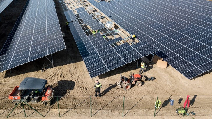 Hier noch im Bau: Der Solarpark von GP Joule in Ganzlin. - © GP Joule, Jörg Lehmann
