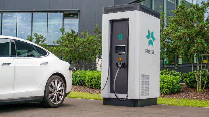 Das Elektroauto kann den überschüssigen Solarstrom nutzen und so den Eigenverbrauch im Mehrfamilienhaus auch ohne stationären Speicher nach oben treiben. - © Kreisel Electric
