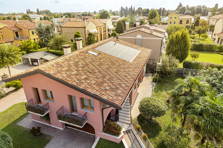 Installation von REC-Modulen in Norditalien, in der Region Venetien.