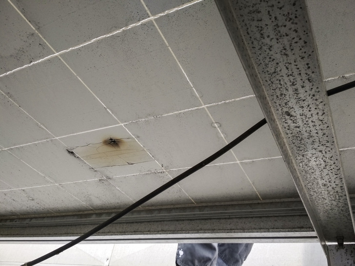 Dieser Folienschaden hat bereits einen Brandherd verursacht.