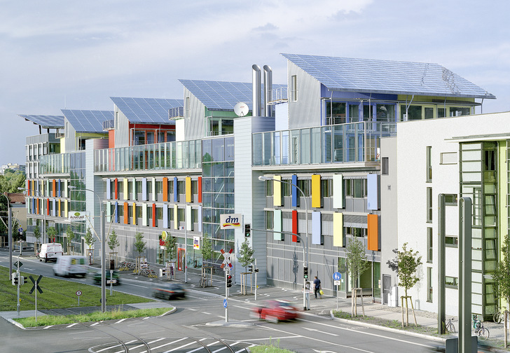 Die Indachphotovoltaik ist für immer mehr Architekten die erste Wahl, wenn es darum geht, ein optisch perfektes Solardach zu schaffen. Sie hat aber noch mehr Vorteile.