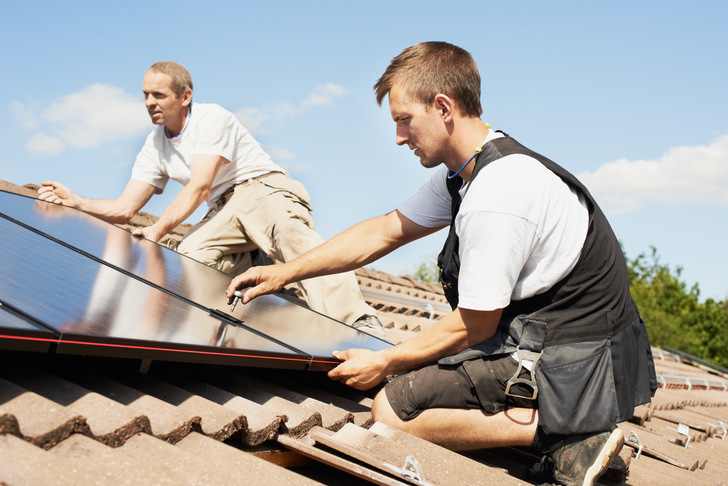Gerade bei älteren Ziegeldächern sollte der Dachhaken präzise über dem Wellental des Ziegels liegen. Das ist mit einem flexibel verstellbaren Dachhaken einfacher.