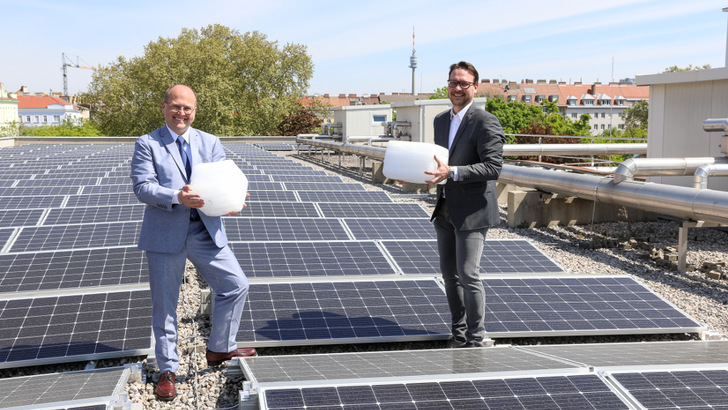 Die Vereinigten Eisfabriken betreiben ihre Gefriertruhe in Wien in Zukunft zu einem großen Teil mit Sonnenenergie. Geschäftsführer Roland Spitzhirn (re.) und Obmann der Genossenschaft Wolfgang Adler präsentieren die neue Solaranlage. - © Katharina Schiffl
