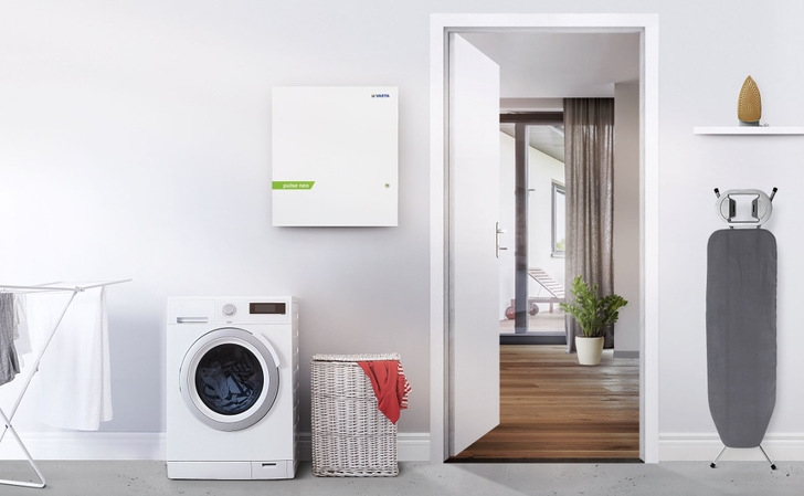 Einbau des Varta Pulse neo im Technikraum eines Wonhauses.