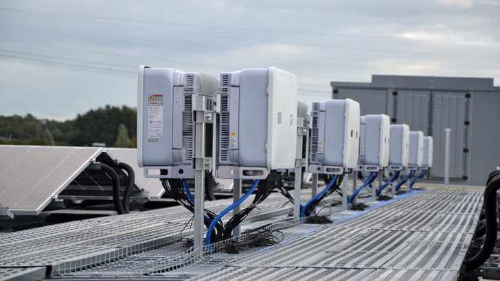 Das Hirn des Systems: Ein modernes Leistungselektronikkonzept sorgt für preiswerten Solarstrom.