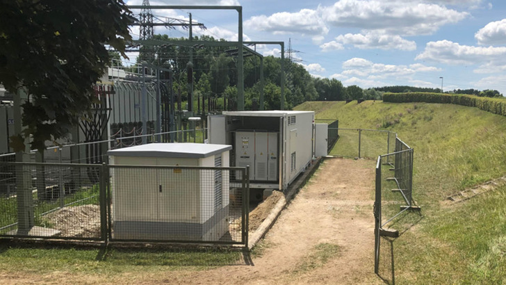 Zusammen mit dem benachbarten Wasserkraftwerk liefert der Speichercontainer Primärregeleistung. Das Hirn der Anlage ist ein selbst entwickeltes Energiemanagementsystem.