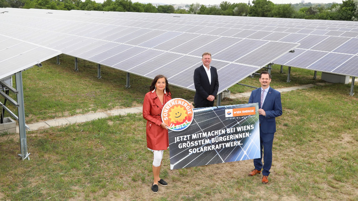 Wiens Umweltstadträtin Ulli Sima, Michael Strebl, Geschäftsführer von Wien Energie und Marcus Franz, Bezirksvorsteher von Favoriten (v.l.n.r.) nehmen das neue Bürgersolarkraftwerk in Betrieb. - © Wien Energie
