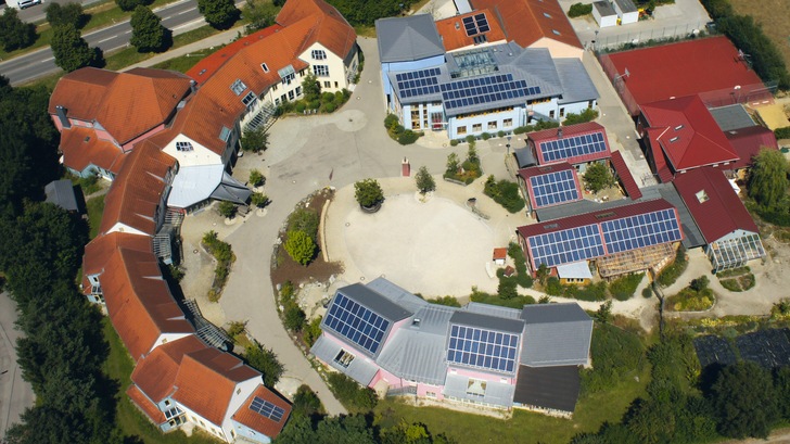 Solarstrom vom eigenen Dach: So macht es eine Waldorfschule in Landsberg am Lech. - © Naturstrom
