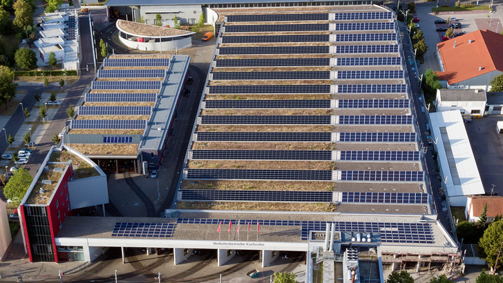 Die Karlsruher Verkehrsbetriebe zeigen, wie es geht: Die Photovoltaikanlage auf dem Betriebhof des Unternehmens wurde beim Neubau von vorn herein mit eingeplant. - © Wirsol

