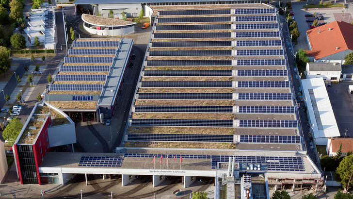 Die Karlsruher Verkehrsbetriebe zeigen, wie es geht: Die Photovoltaikanlage auf dem Betriebhof des Unternehmens wurde beim Neubau von vorn herein mit eingeplant.