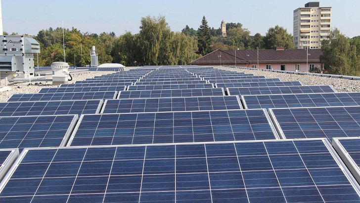 Die Planungen für solche Dachanlagen geraten ins Stocken. Denn niemand in der Branche weiß, ob es noch eine Einspeisevergütung gibt, wenn die neuen Generatoren in wenigen Wochen ans Netz gehen. - © Stadtwerke Konstanz
