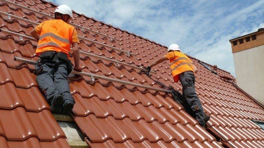 Gerade bei Ziegeldächern sollte der Dachhaken präzise über dem Wellental des Ziegels liegen. Das ist mit einem flexibel verstellbaren Dachhaken einfacher.