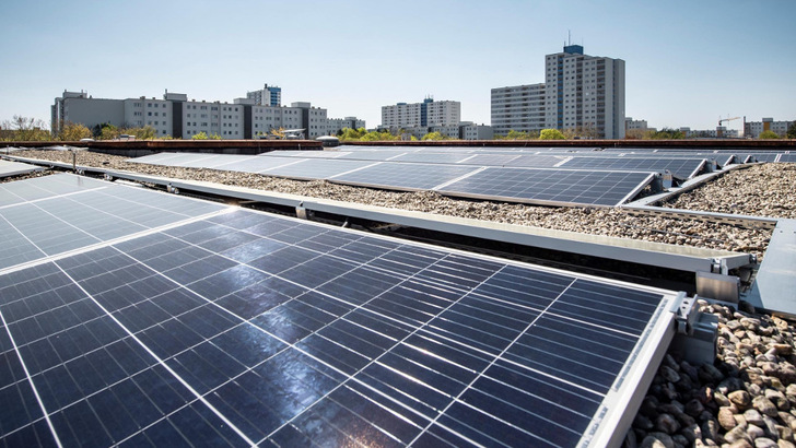 Die Solaranlagen auf dem Dach der Berliner Carl-Zeiss-Oberschule ist nur ein Teil eines Gesamtpakets, das die Berliner Stadtwerke derzeit realisieren. - © Berliner Stadtwerke/Benjamin Pritzukleit
