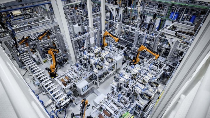 Die Batteriefabrik nutzt Industrie 4.0-Technik für die Antriebsbatterien des neuen EQ.