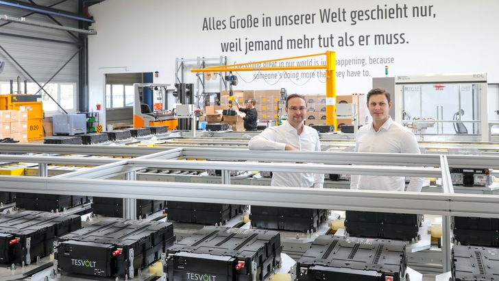 Die Gründer und Geschäftsführer von Tesvolt: Simon Schandert (links) und Daniel Hannemann. - © Tesvolt
