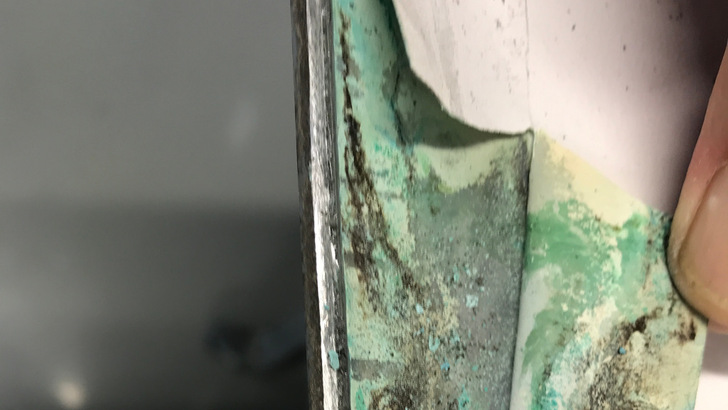 Diese Folie ist derart brüchig, dass man sie mit der Hand vom Laminat ziehen kann.