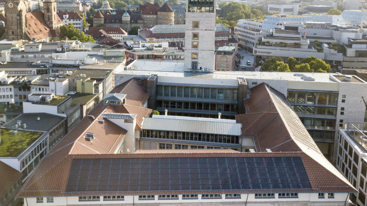 Die Photovoltaikanlage des Stuttgarter Rathauses musste ins Dach integriert werden. Andernfalls wäre eine komplette Sanierung des Dachstuhls notwendig gewesen. - © Ernst Schweizer AG
