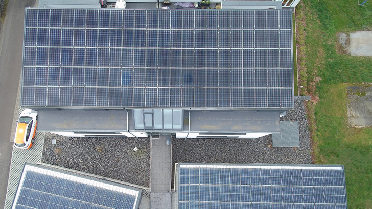 Voll solar-elektrisch versorgtes Wohngebäude für zehn Mietparteien in Eichenzell. - © Klaus Schleicher Energietechnik
