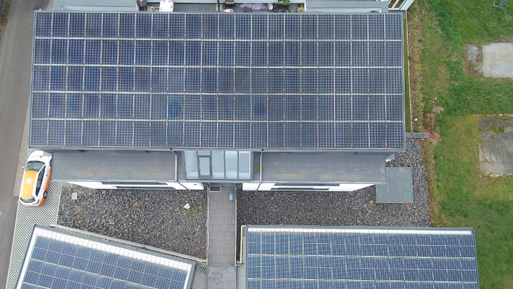 Voll solar-elektrisch versorgtes Wohngebäude für zehn Mietparteien in Eichenzell.
