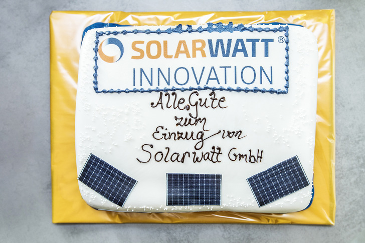 Zur Eröffnung des neuen Entwicklungszentrums gab es eine symbolträchtige Torte. - © Foto: Solarwatt
