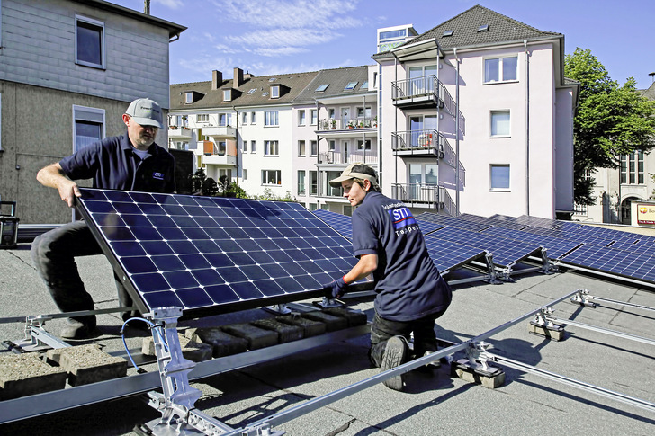 Dachmontage durch das Team von Solartechnik Tappeser aus Schwerte. - © Foto: Tappeser
