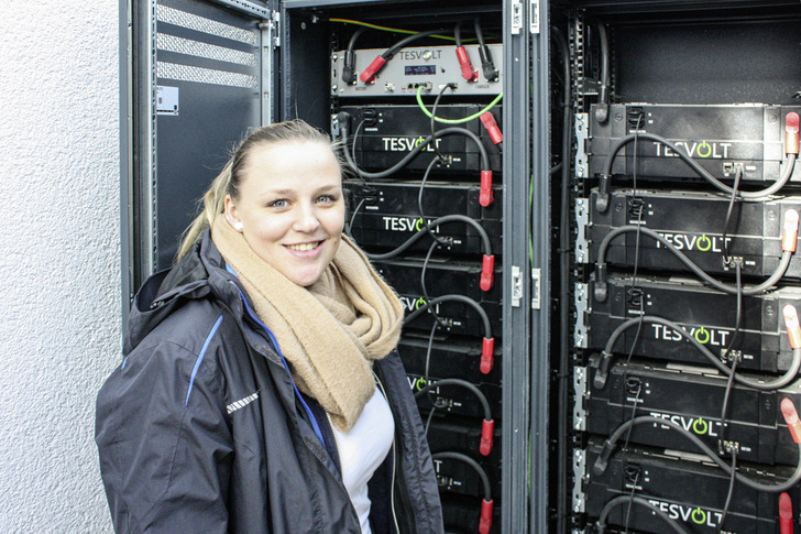 Luca﻿ Schleicher erläutert die Einbindung des Gewerbespeichers von Tesvolt in die Hausversorgung.