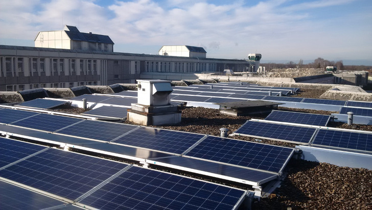 Wie hier im Falle der Haftanstalt Berlin Plötzensee ist auch im neuen Quartier in der Rollbergstraße die Photovoltaik zusammen mit einem BHKW das Herz des Energiekonzepts. - © Michael Bolle/Berliner Stadtwerke
