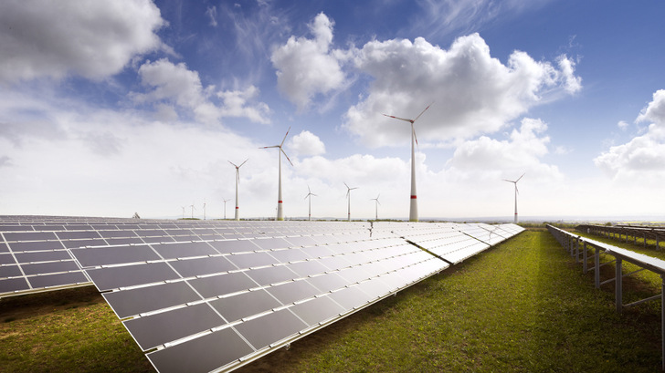 Neue Photovoltaik- und Windkraftanlagen an Land können Strom preiswerter herstellen als konstengünstigste Kohlekraftwerke. - © Juwi
