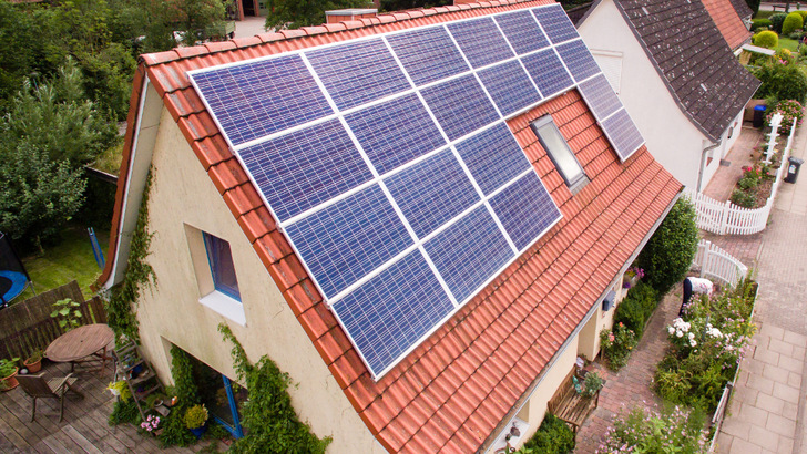 Viele Hauseigentümer scheuen die Investitionskosten für eine Solaranlage. Mit der Miete des Generators verteilen diese sich über viele Jahre. - © DZ-4
