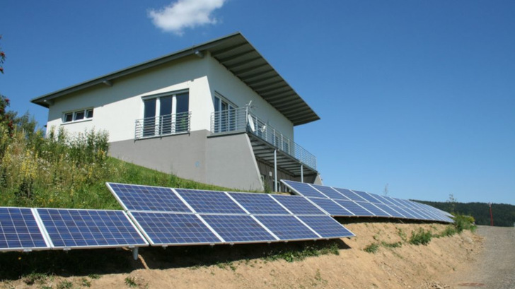 Auch für Besitzer von Einfamilienhäusern hat der Betrieb einer Photovoltaikanlage steuerrechtliche Konsequenzen. - © Solar-Tec
