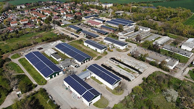 Große unverschattete Dächer sind die beste Voraussetzung für die Installation einer Solaranlage. Die Pacht wird zum zweiten wirtschaftlichen Standbein. - © Q Cells
