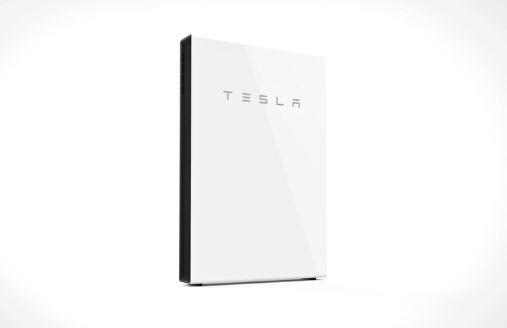 Die Powerwall kommt nun auch vom Großhändler. - © Tesla
