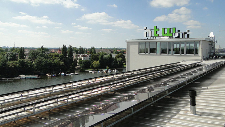 Zur bestehenden Photovoltaikanlage kommen jetzt noch zwei weitere Solargeneratoren hinzu. - © HTW Berlin
